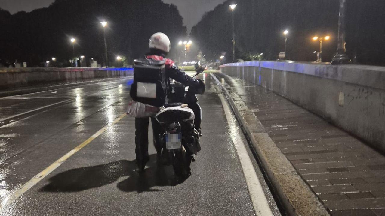 Un rider al lavoro a Pisa durante l'alluvione del marzo 2025