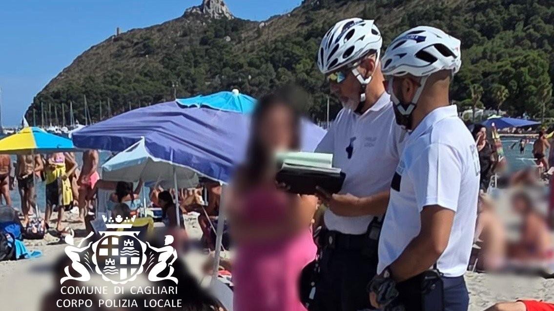 «In spiaggia non si fuma»: undici bagnanti multati al Poetto