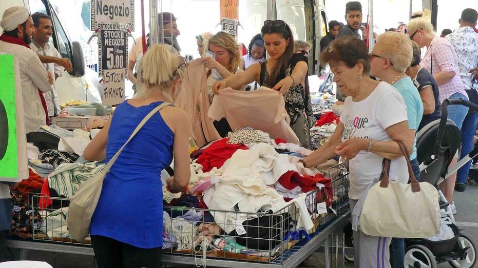 Abiti e ombrelloni “alla rinfusa”: a Ferrara ambulanti a rischio multe