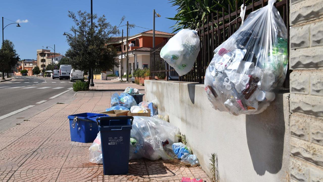 Olbia, i cittadini alle prese con il caos rifiuti: «Nuovi orari difficili da rispettare»