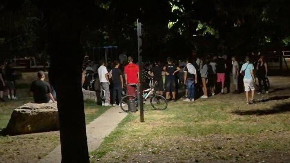 Monsummano, combattimenti clandestini tra ragazzini al parco: il cerchio, i guantoni e le botte - Video