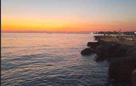 Tramonto-show: il clic dai bagni di Lido di Livorno. Grazie a Marcella Batazzi