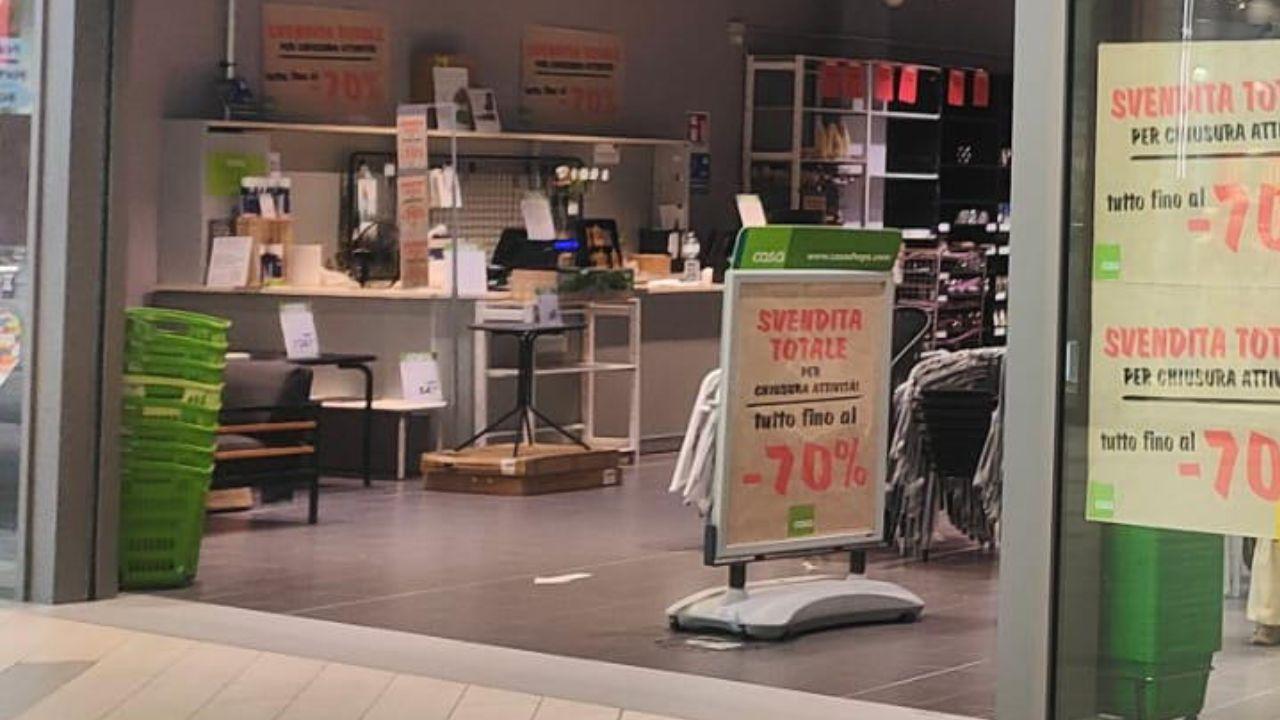 L'ingresso del negozio a Livorno