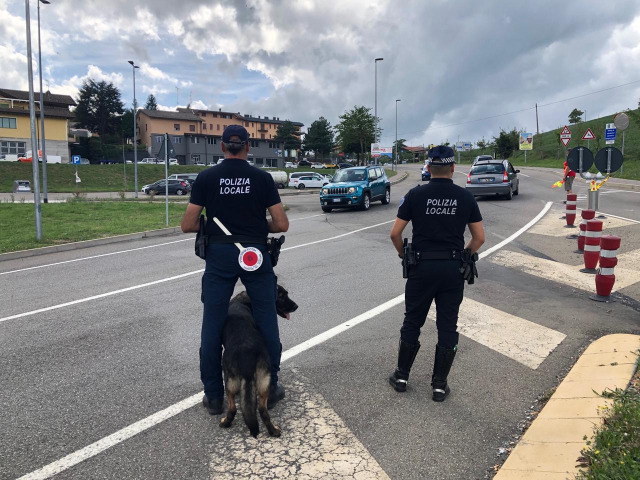 Tre giovani fermati dopo un sorpasso vietato nella galleria del Seminario: uno di loro trovato con dell’hashish