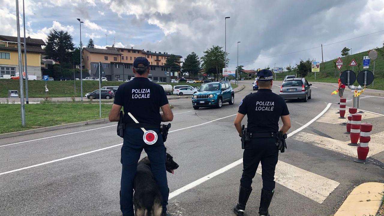 Tre giovani fermati dopo un sorpasso vietato nella galleria del Seminario: uno di loro trovato con dell’hashish