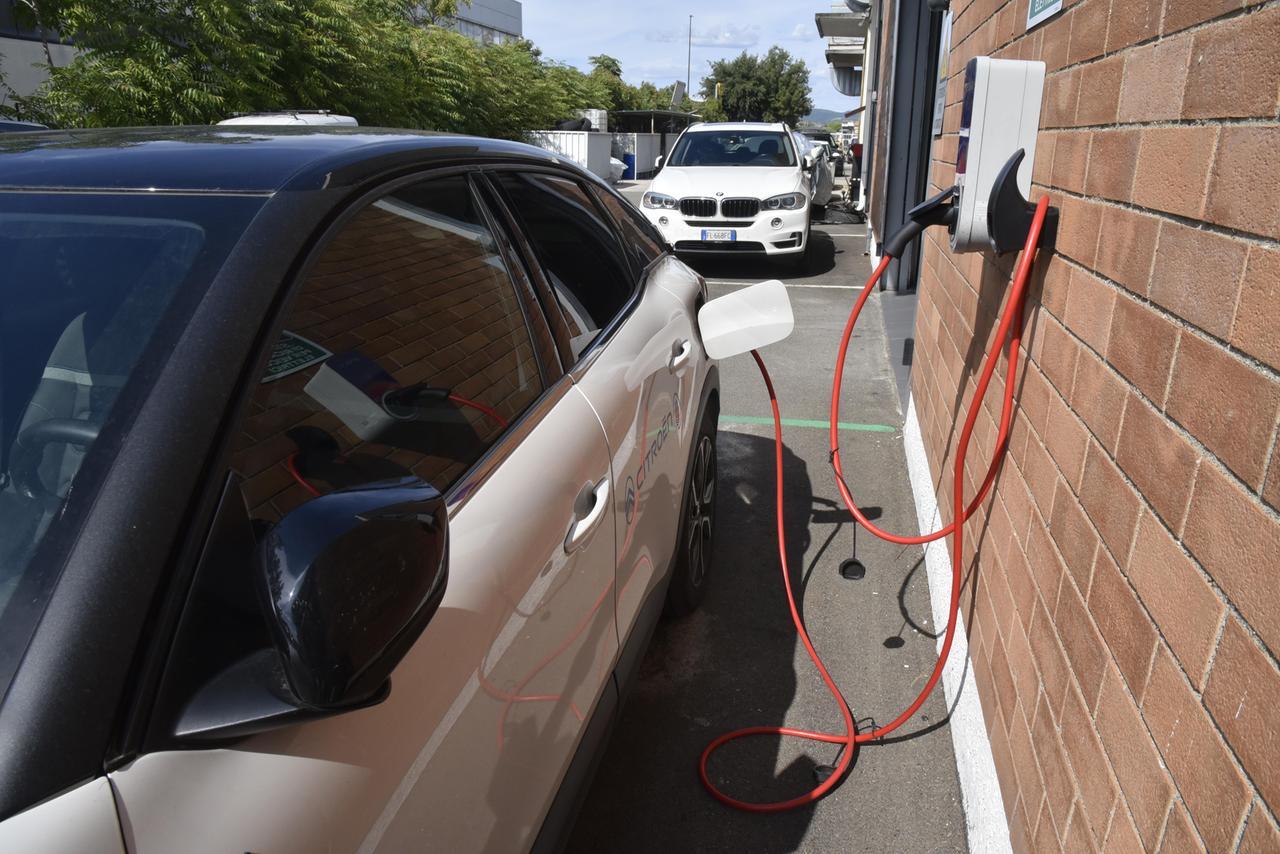 Auto elettrica? No, grazie. C’è una città toscana dove le vendite sono al minimo: i dati e i motivi («Non solo il prezzo»)