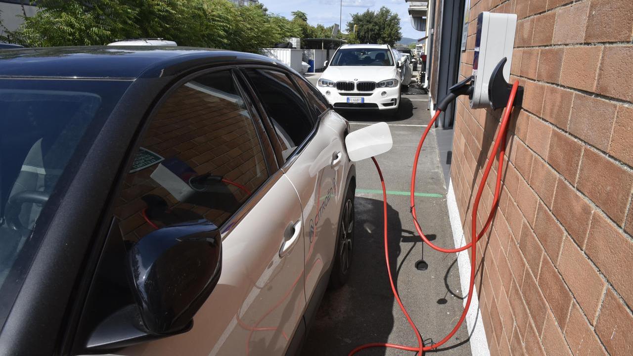 Auto elettrica? No, grazie. C’è una città toscana dove le vendite sono al minimo: i dati e i motivi («Non solo il prezzo»)