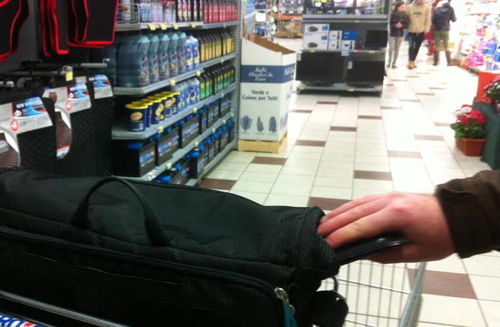 Cecina, è allarme borseggi al mercato settimanale: tagli di 25 centimetri alle borse