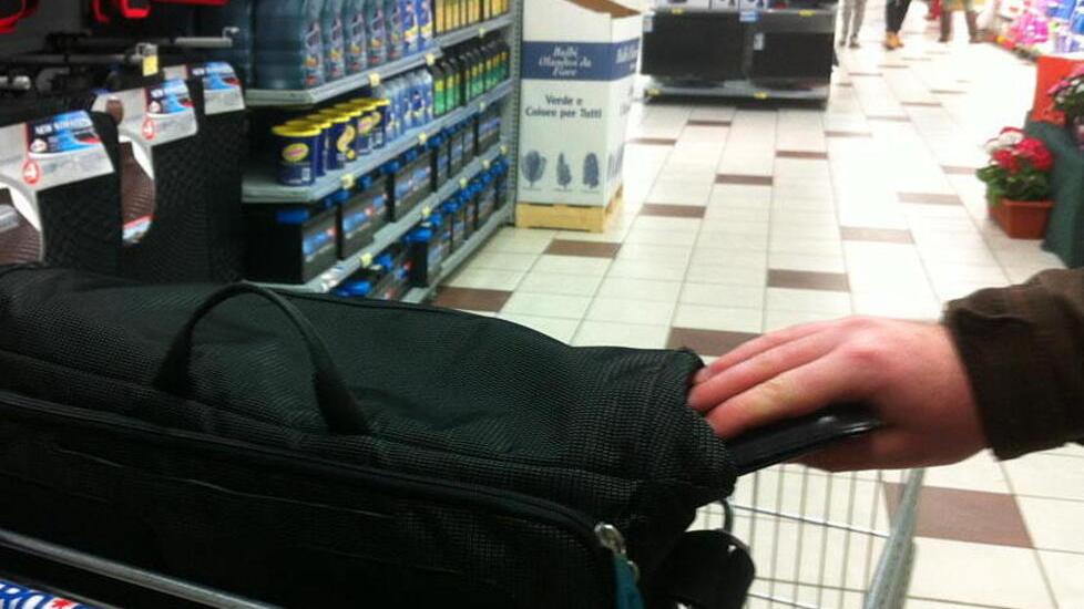 Cecina, è allarme borseggi al mercato settimanale: tagli di 25 centimetri alle borse