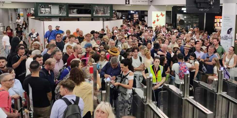 Pisa, dopo il caos al Galilei tra lavoratori soli e terminal strapieno: «Organizzazione insufficiente»