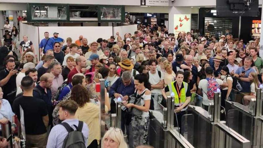 Pisa, dopo il caos al Galilei tra lavoratori soli e terminal strapieno: «Organizzazione insufficiente»