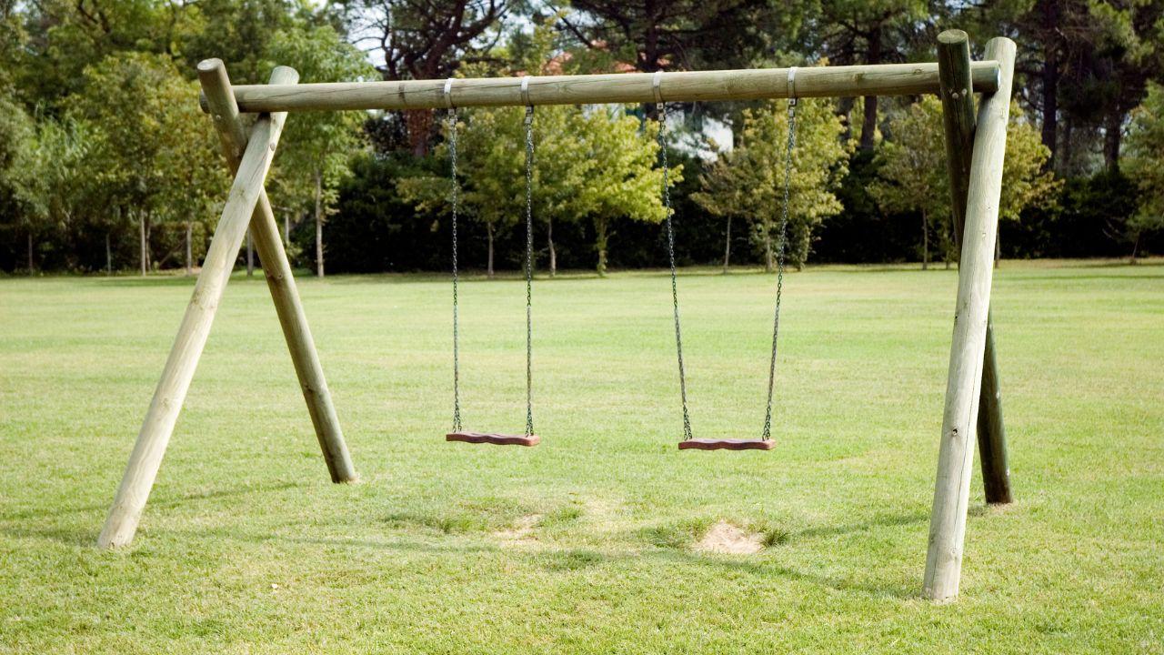 La bambina è morta dopo essere stata colpita da un'altalena