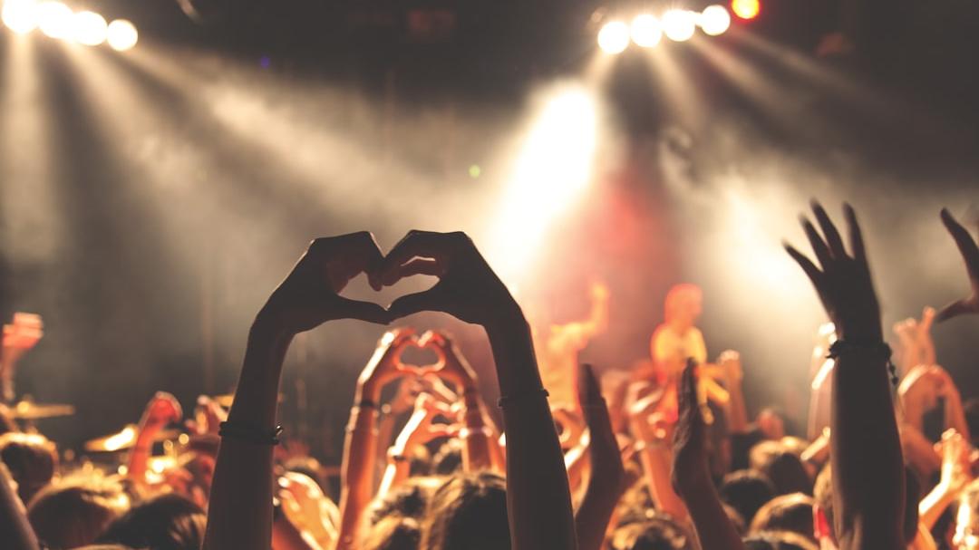 Andare a concerti e festival? Inquina e anche parecchio: scopri quanta CO₂ produciamo “sotto al palco”