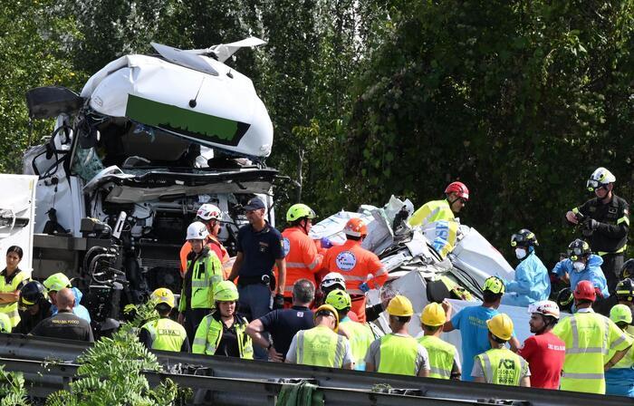 
	Soccorritori sul luogo della tragedia

