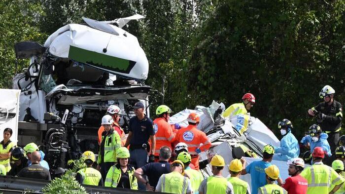 Soccorritori sul luogo della tragedia