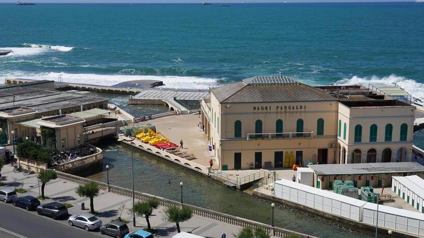 Livorno, interdette per legionella le docce calde e fredde ai bagni Pancaldi-Acquaviva