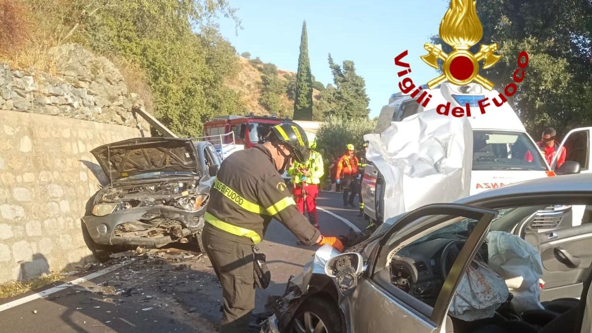 I Vigili del fuoco al lavoro sul luogo dell'incidente