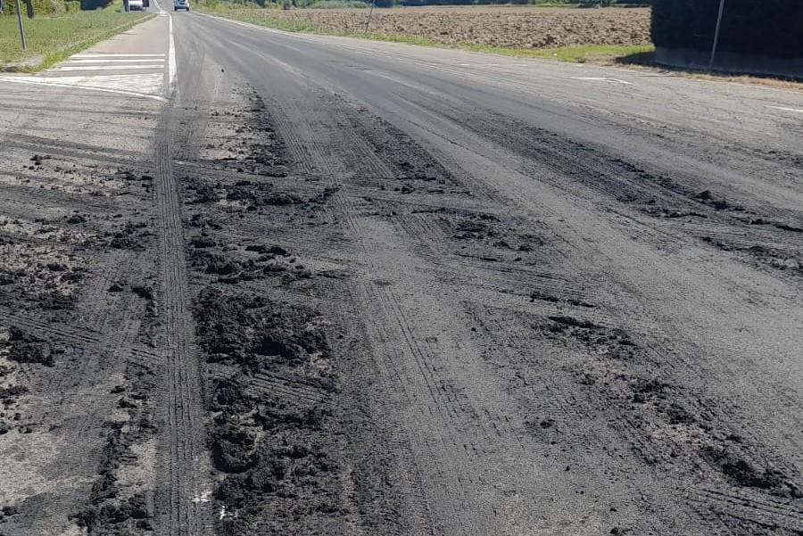 Camion perde il carico per strada e non si ferma: indagini in corso