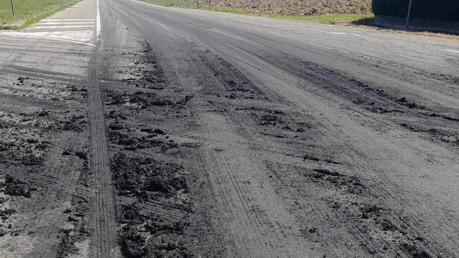 Camion perde il carico per strada e non si ferma: indagini in corso