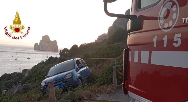 Auto scivola nella scarpata: intervento dei vigili del fuoco