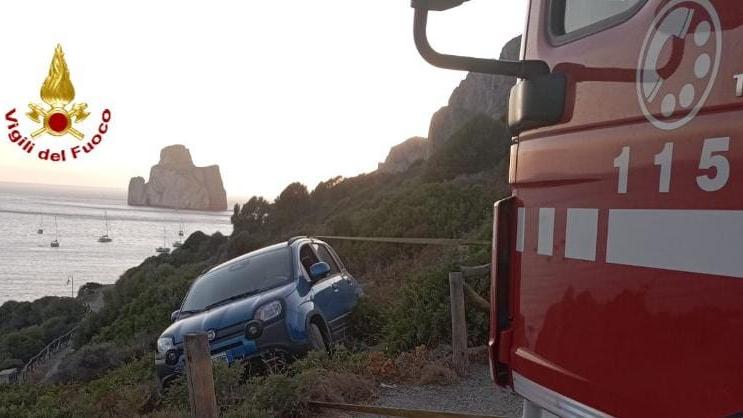Auto scivola nella scarpata: intervento dei vigili del fuoco