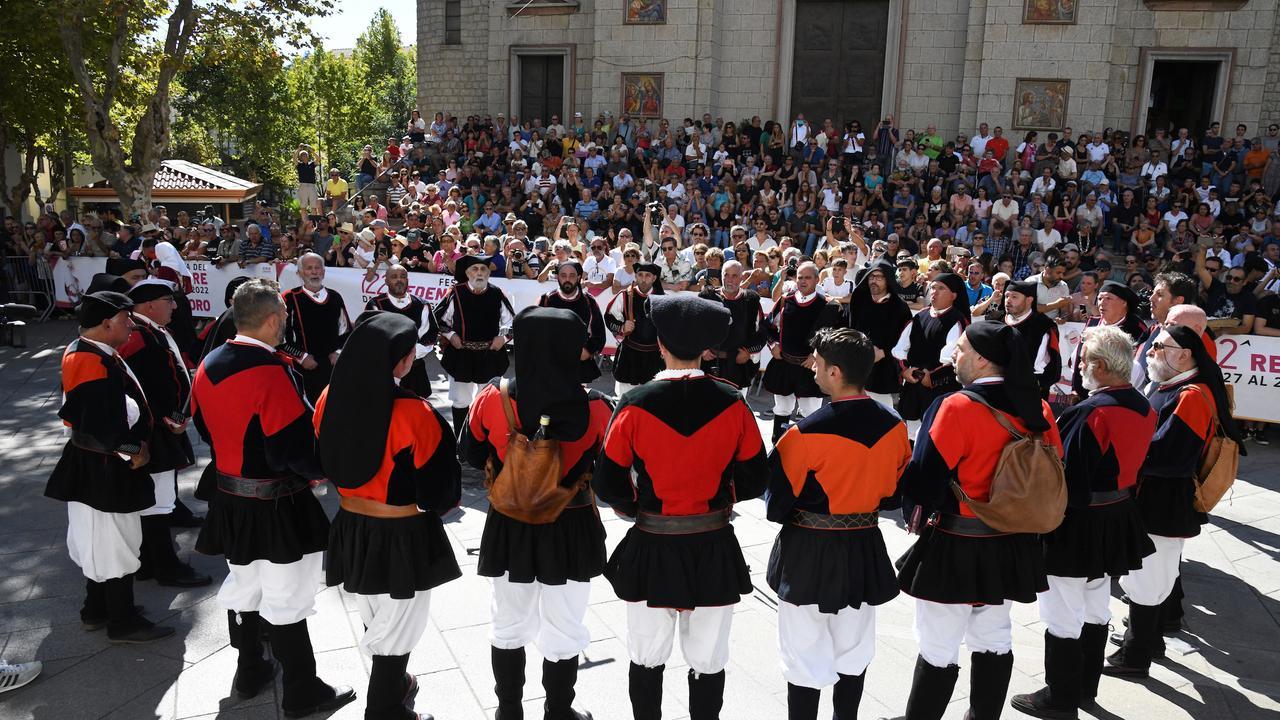Un coro si esibisce davanti alla chiesa delle Grazie (foto Locci)