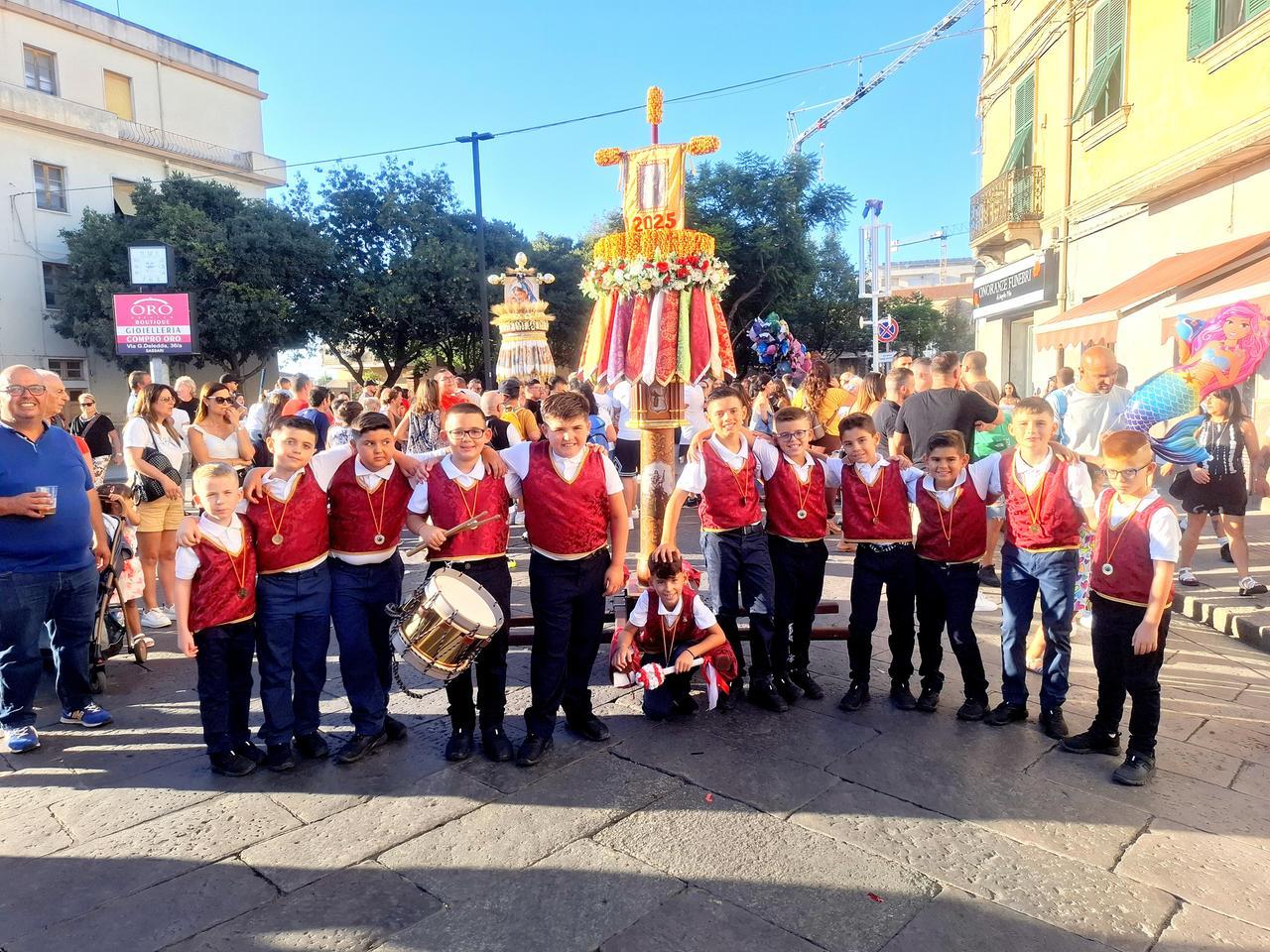 Sassari, rullo di tamburi e “Fallu baddà”: i Piccoli Candelieri danno il via alla Festa