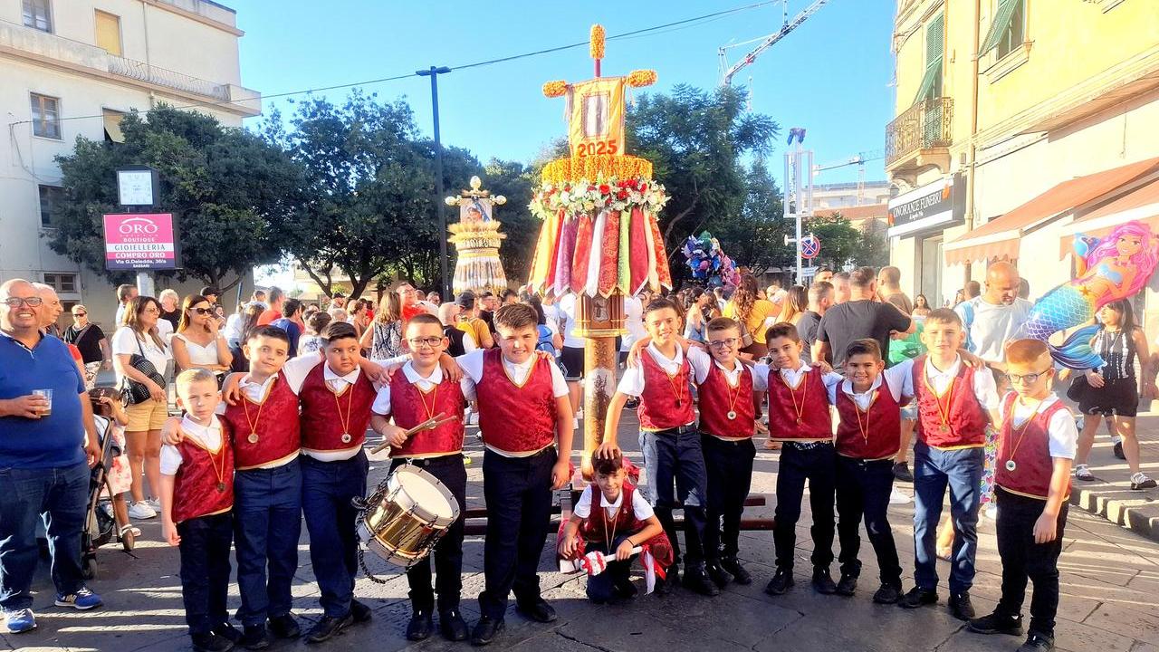 Sassari, rullo di tamburi e “Fallu baddà”: i Piccoli Candelieri danno il via alla Festa