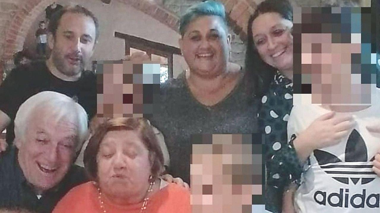 Franco Lovari, nella foto a destra con tutta la famiglia; la figlia Francesca è in piedi al centro