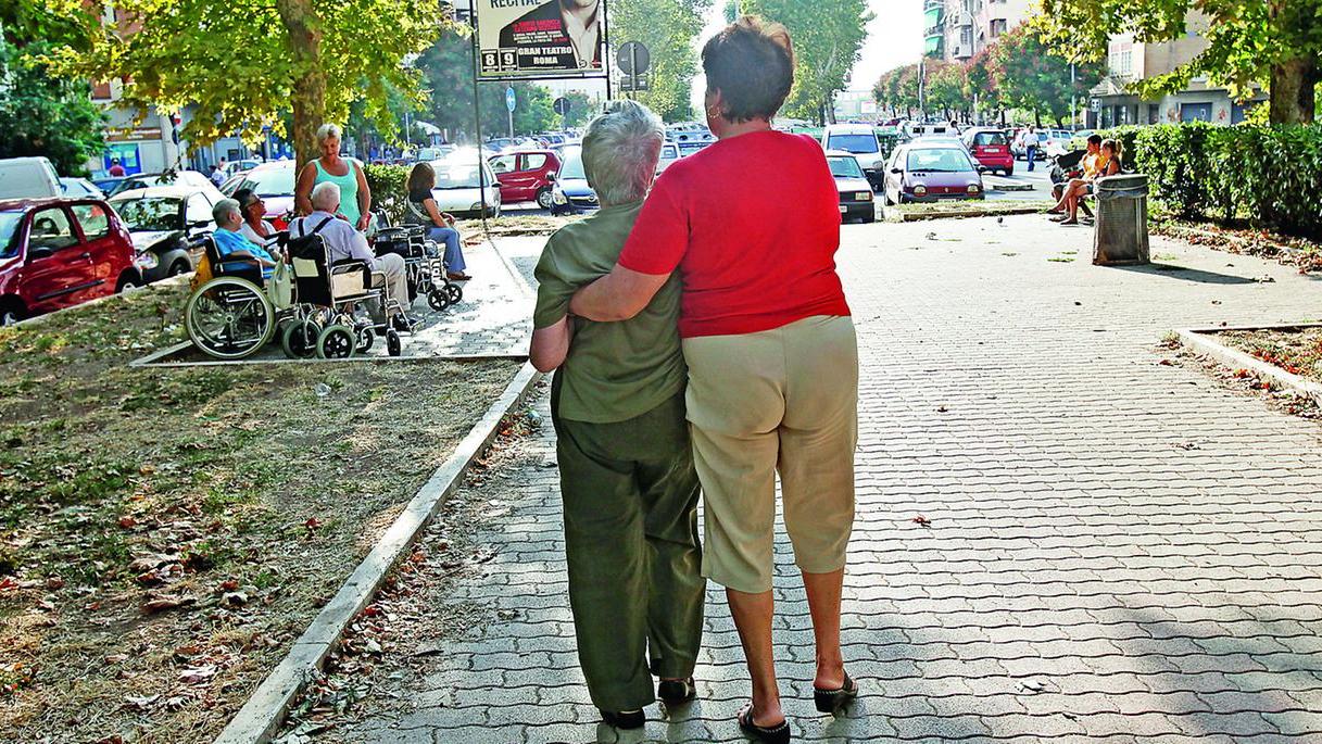 Raggira un’anziana malata e si fa intestare case, carte di credito e polizze