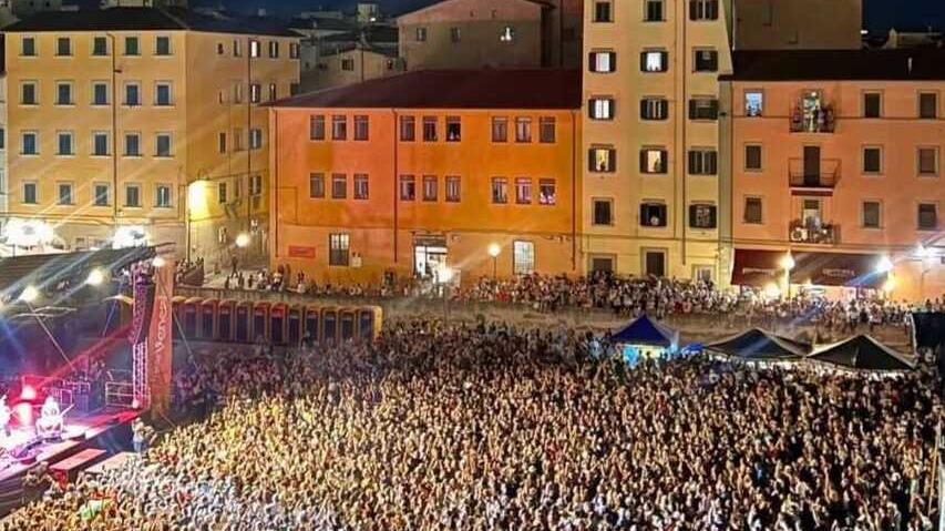 Livorno, piazza stracolma per Manu Chao ma è polemica sulle strade chiuse