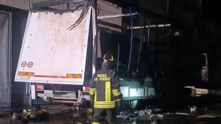 Le fiamme distruggono il furgone per la vendita di frutta e verdura di un ambulante