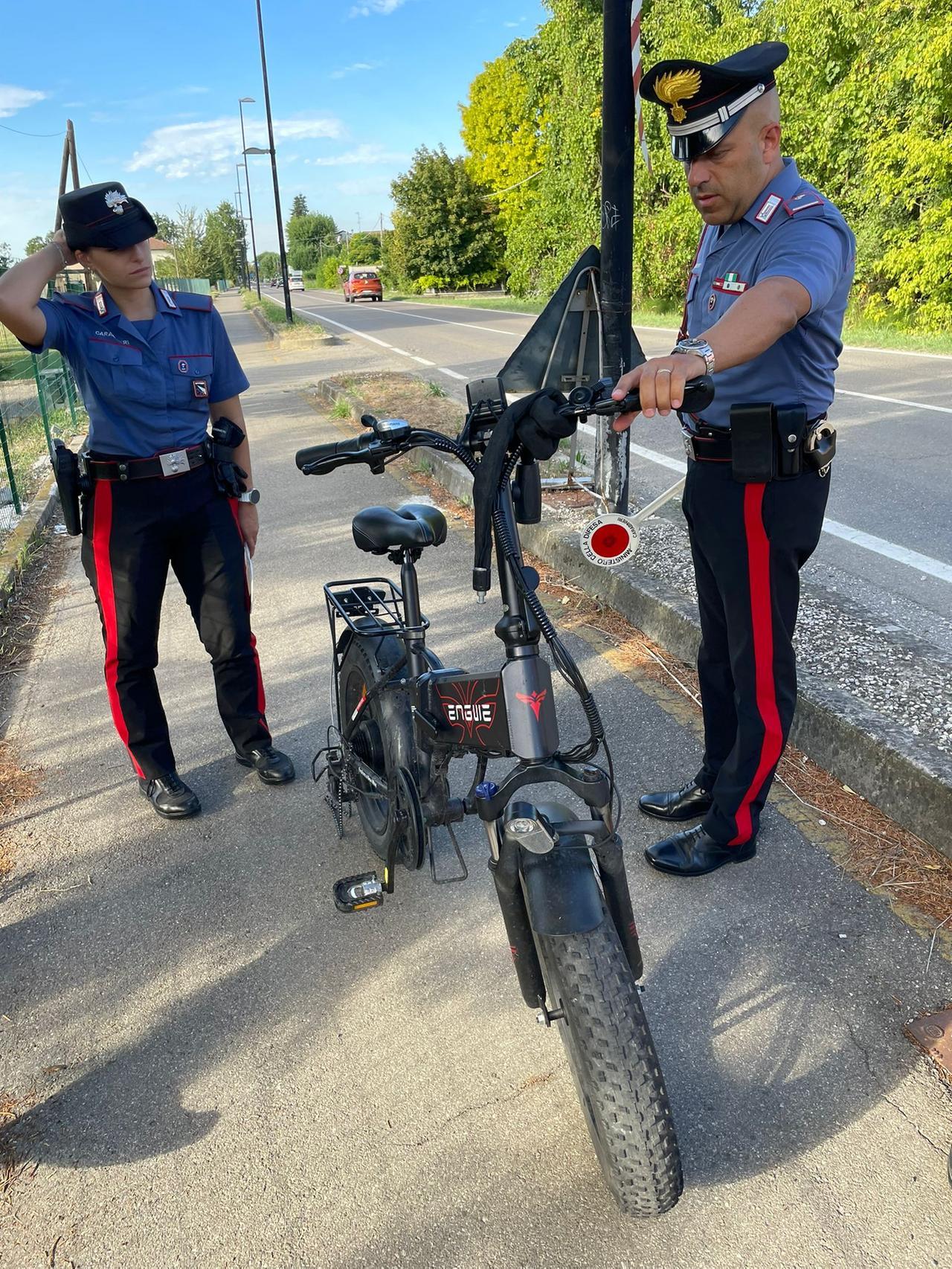 Bicicletta elettrica contro un autocarro, finisce in ospedale un 43enne