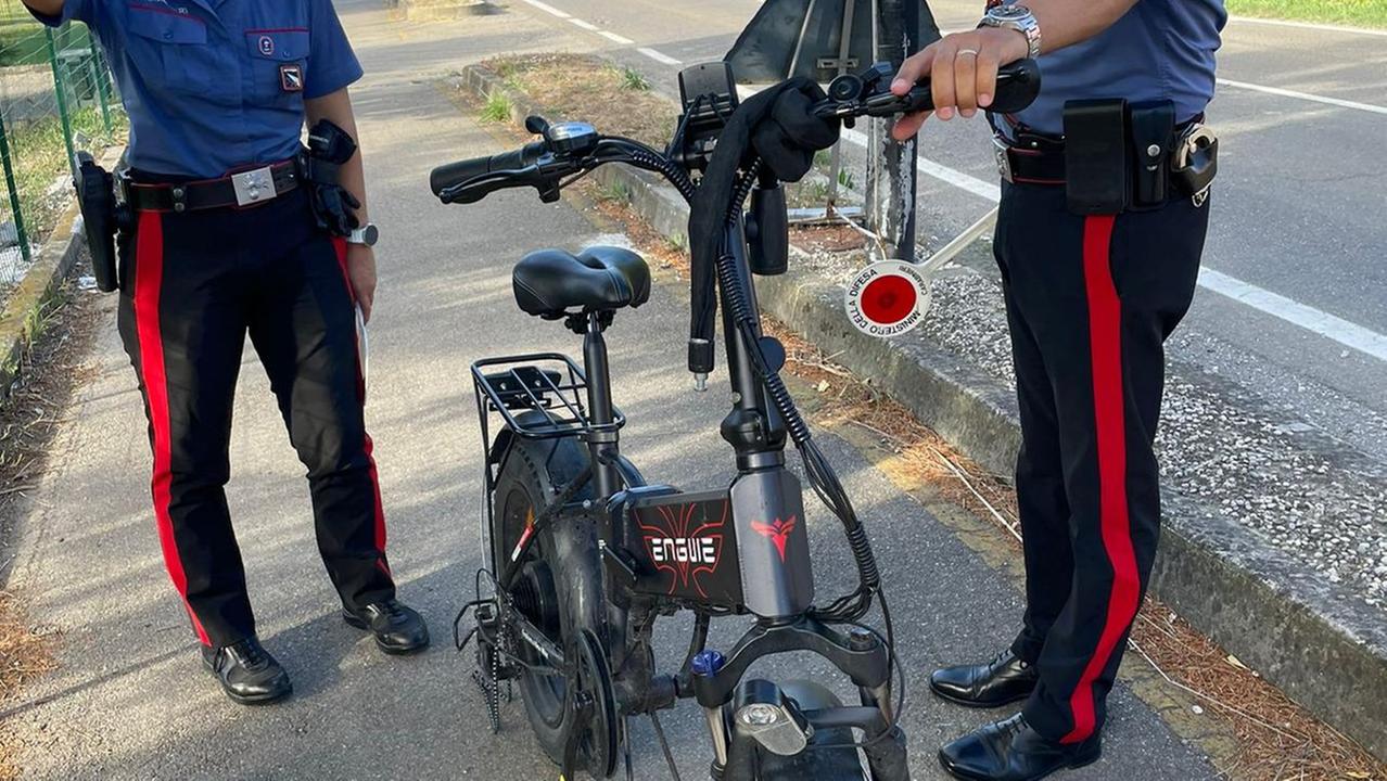 Bicicletta elettrica contro un autocarro, finisce in ospedale un 43enne