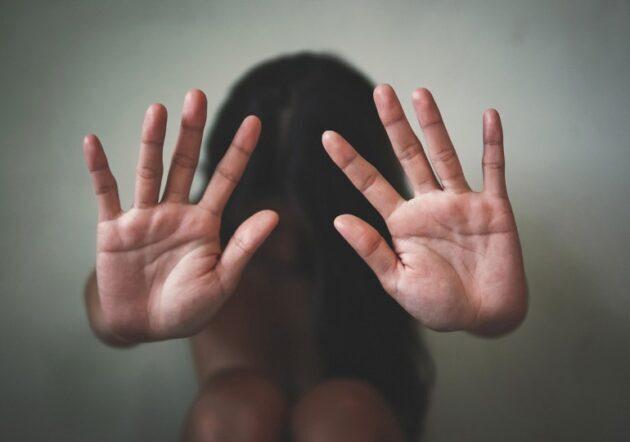 Violenta la compagna e picchia i figli di lei: 36enne in carcere