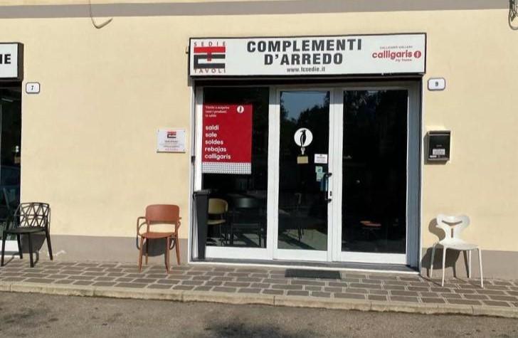 
	"T.C. Sedie e Tavoli" apr&igrave; nel 1974 in via Araldi

