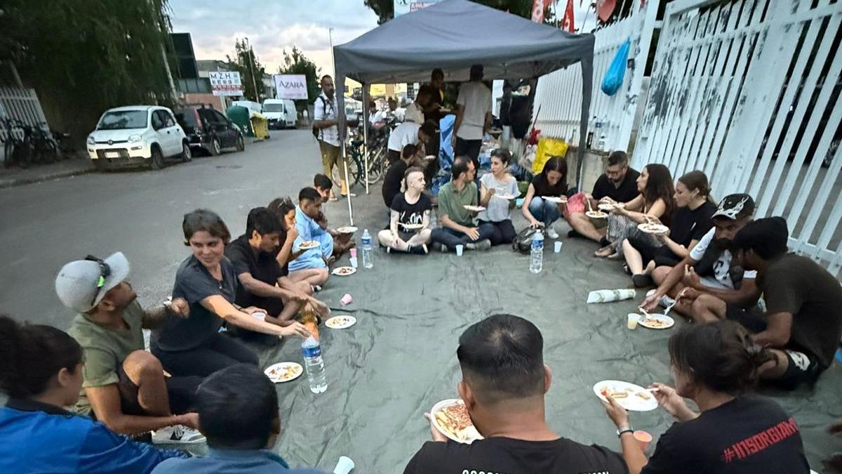 Il picchetto sindacale davanti al pronto moda di via Basilicata