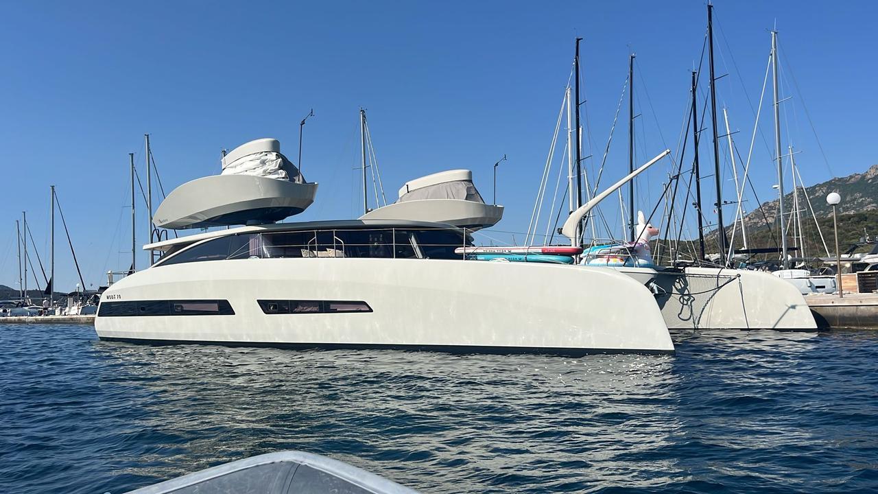 Nel mare della Gallura il catamarano ecologico con le vele gonfiabili