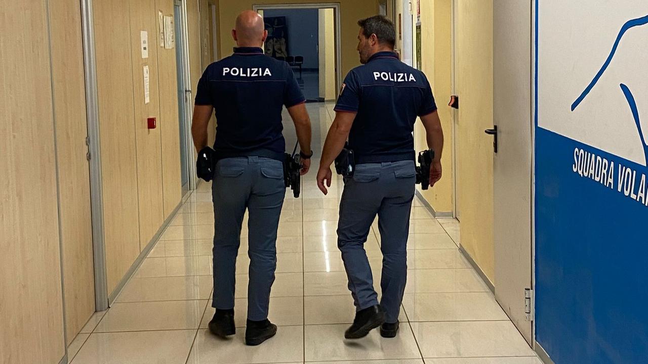 Minaccia un automobilista col coltello: arrestato un uomo, con sé aveva cocaina