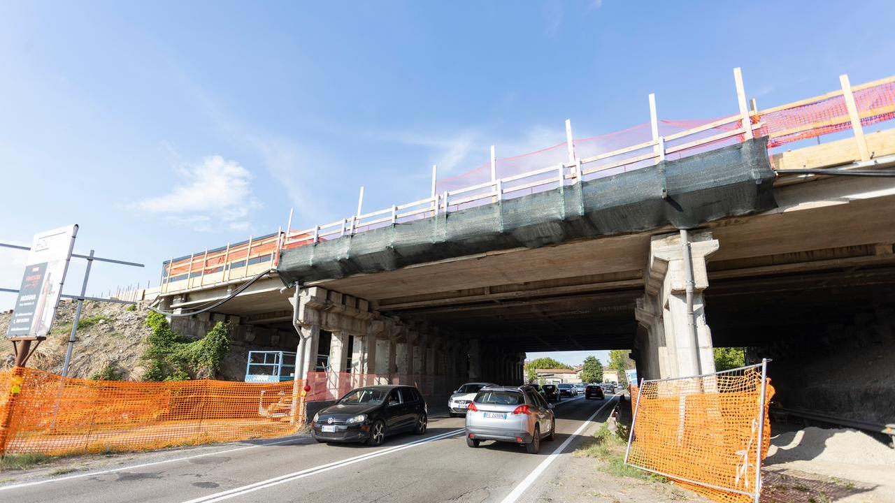 Il cavalcavia dell'A1 in via Emilia Ovest