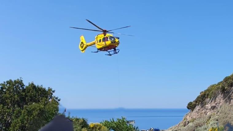 L'elisoccorso del 118 durante un intervento a Valledoria