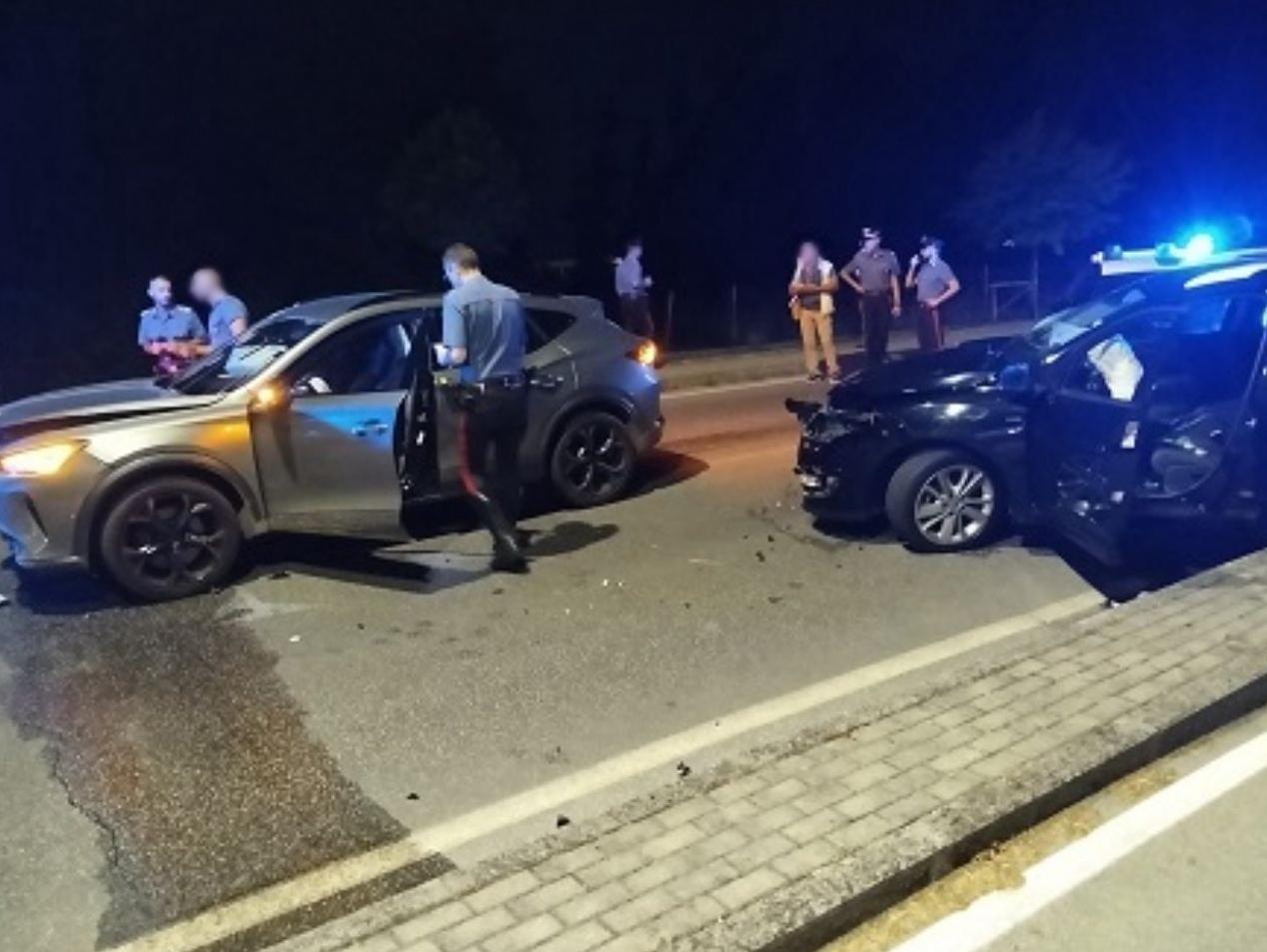 Lucca, inseguimento con incidente nella notte: due arresti
