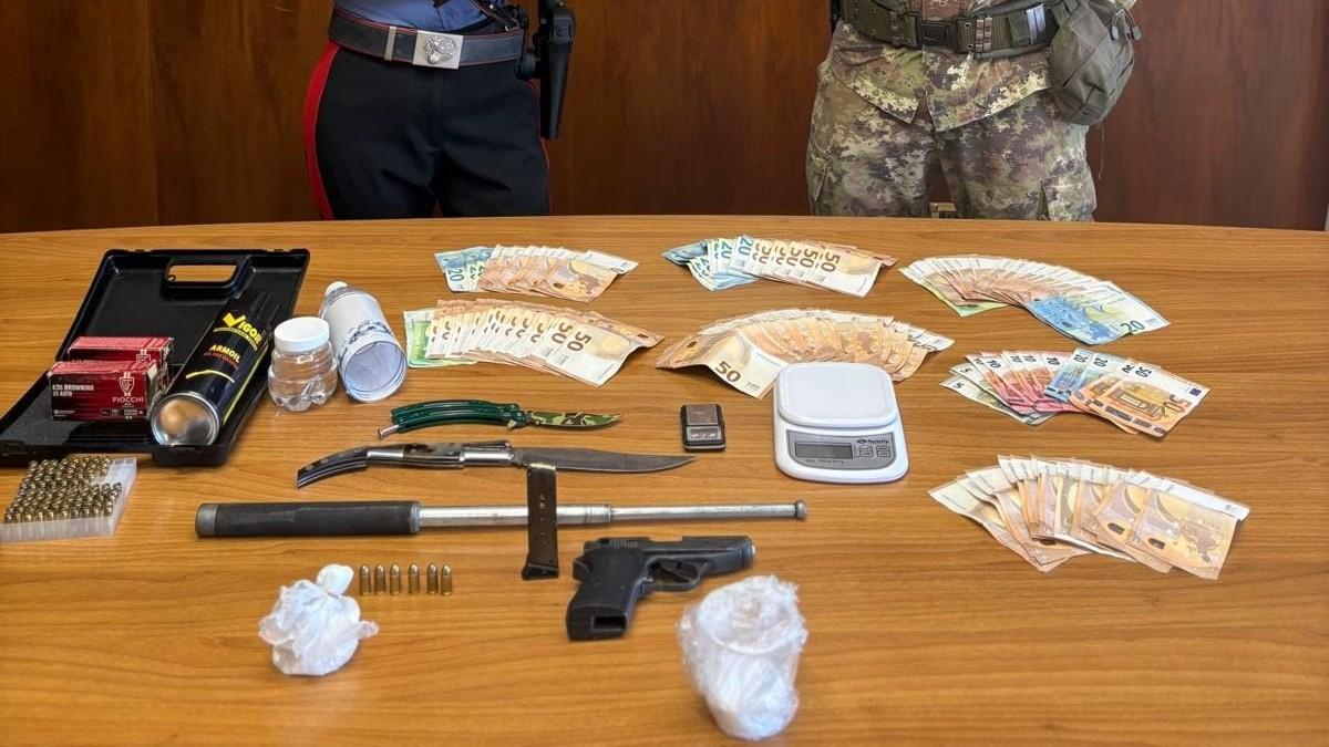 In casa con droga, denaro quattro bombe, una pistola e cento cartucce: arrestato