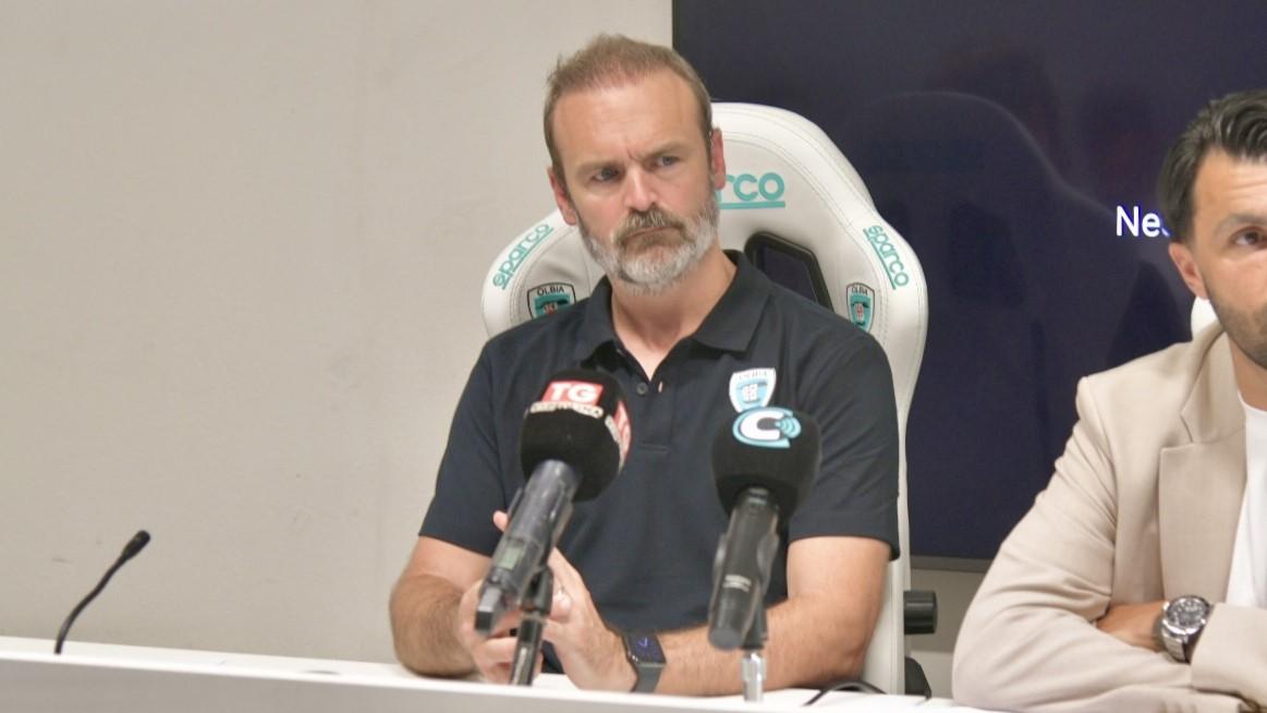 Caos Olbia, l’allenatore saluta, futuro in bilico