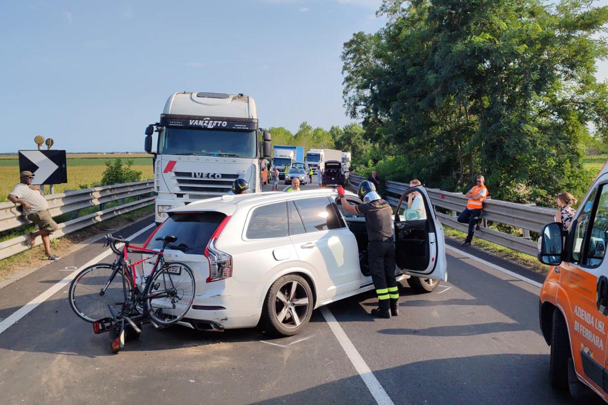 Schianto tra Vaccolino e Pomposa, traffico in tilt sulla Romea