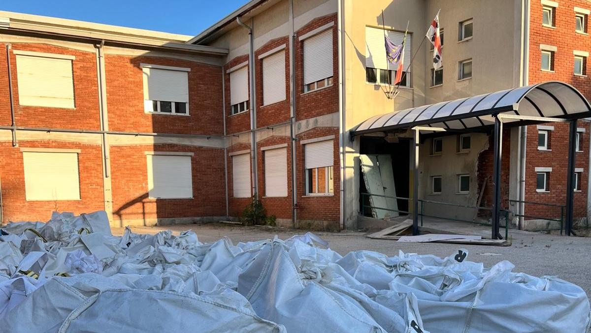 Il cantiere alla scuola del Sacro Cuore di Oristano