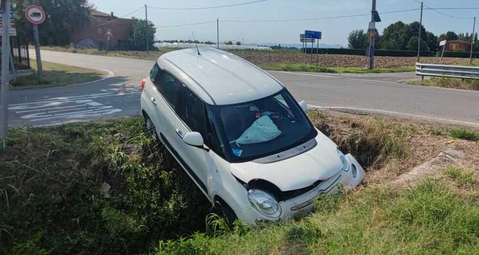 
	L'auto finita nel fosso

