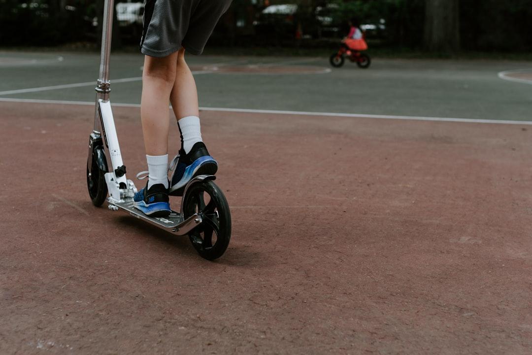 Quattordicenne col monopattino si schianta contro un’auto: COSA SAPPIAMO