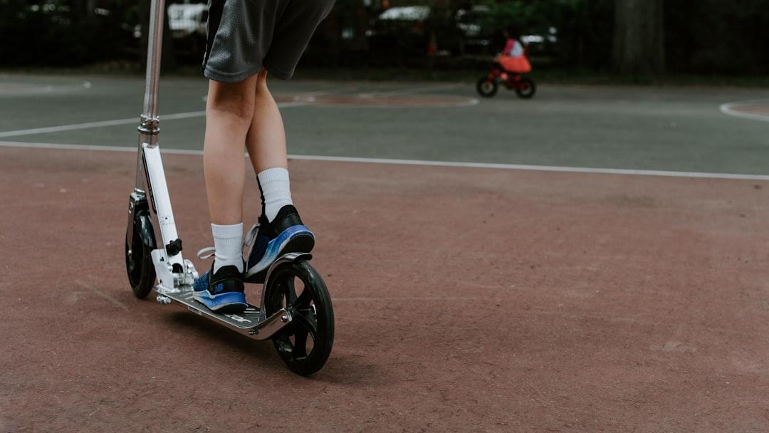 Quattordicenne col monopattino si schianta contro un’auto: COSA SAPPIAMO