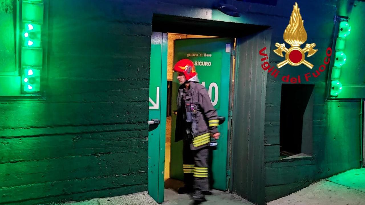 Camion in fiamme sull’A1 nella galleria dove morirono cinque persone: automobilisti rifugiati nelle vie di esodo